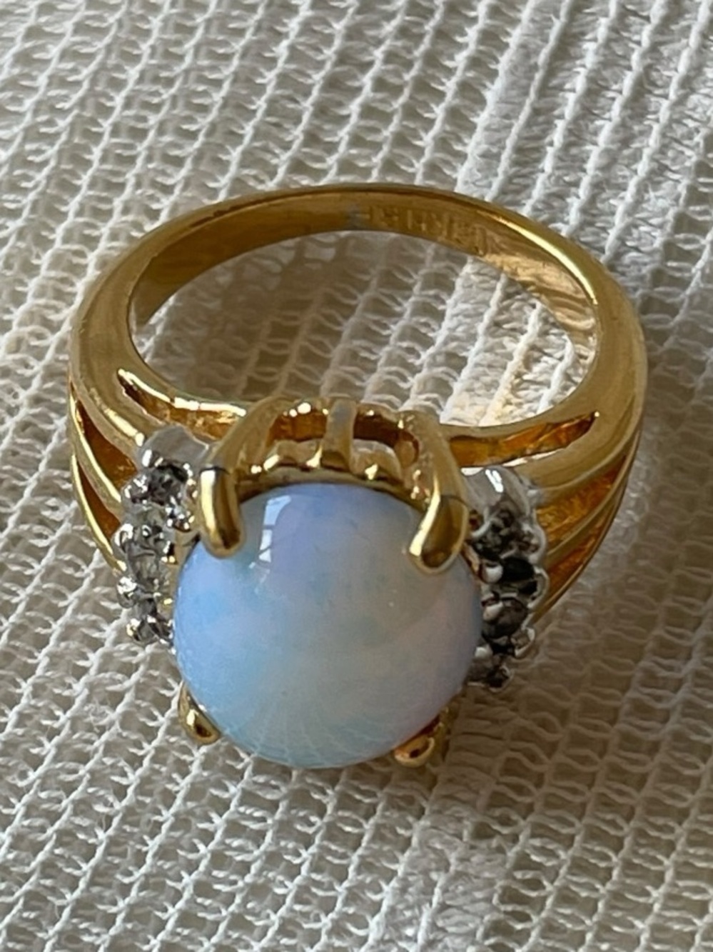 Vintage 14K Yellow Gold Oval Opal & Diamond Accent Split Shank Ring Sz. 5.5
